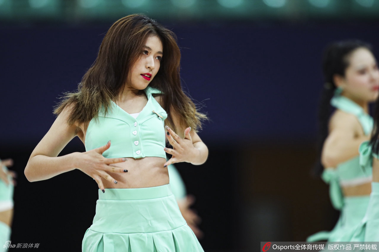 CBA联赛首轮篮球宝贝热舞助威