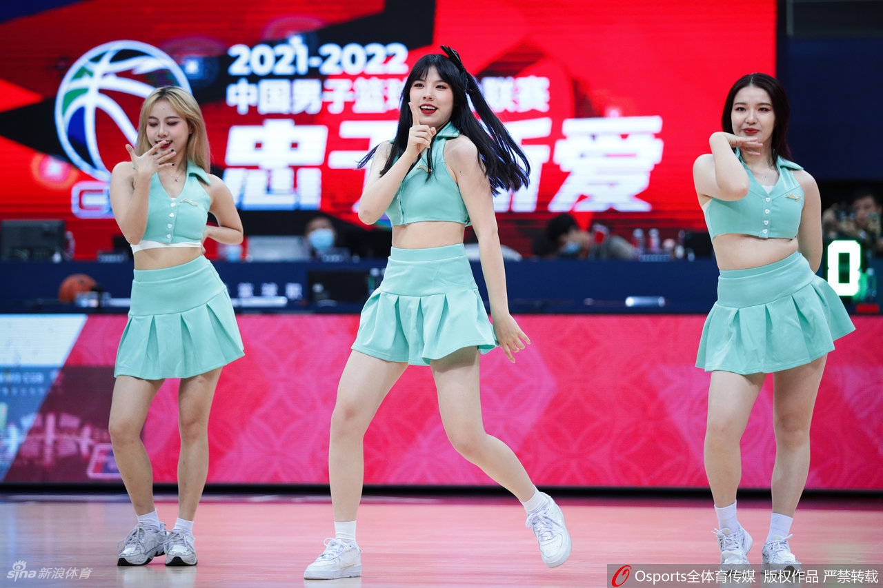 CBA联赛首轮篮球宝贝热舞助威