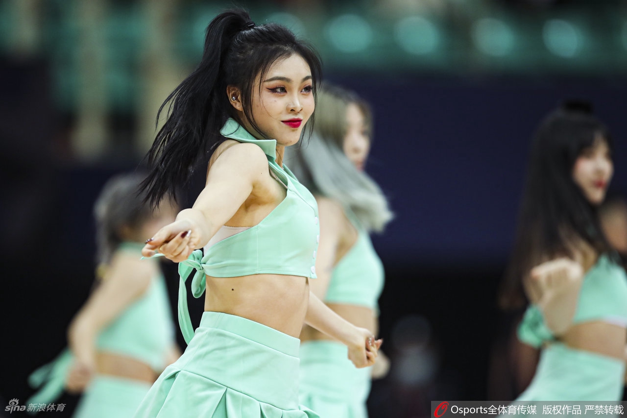 CBA联赛首轮篮球宝贝热舞助威