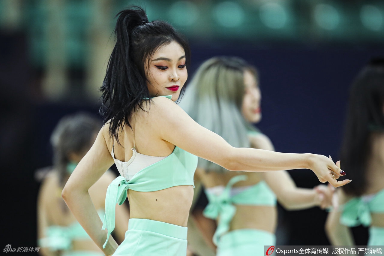 CBA联赛首轮篮球宝贝热舞助威