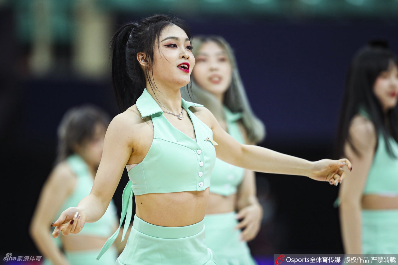 CBA联赛首轮篮球宝贝热舞助威