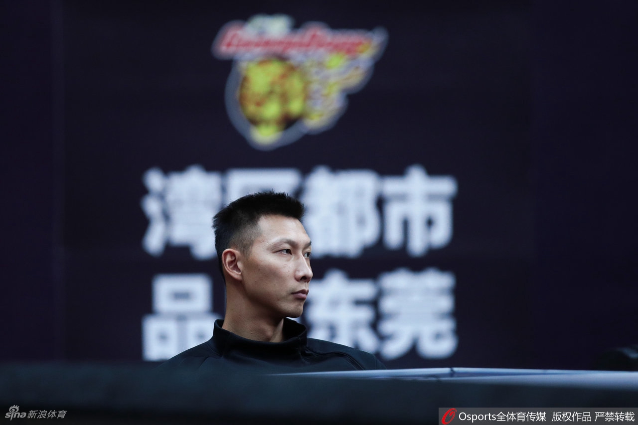 易建联场边观战广东大胜浙江