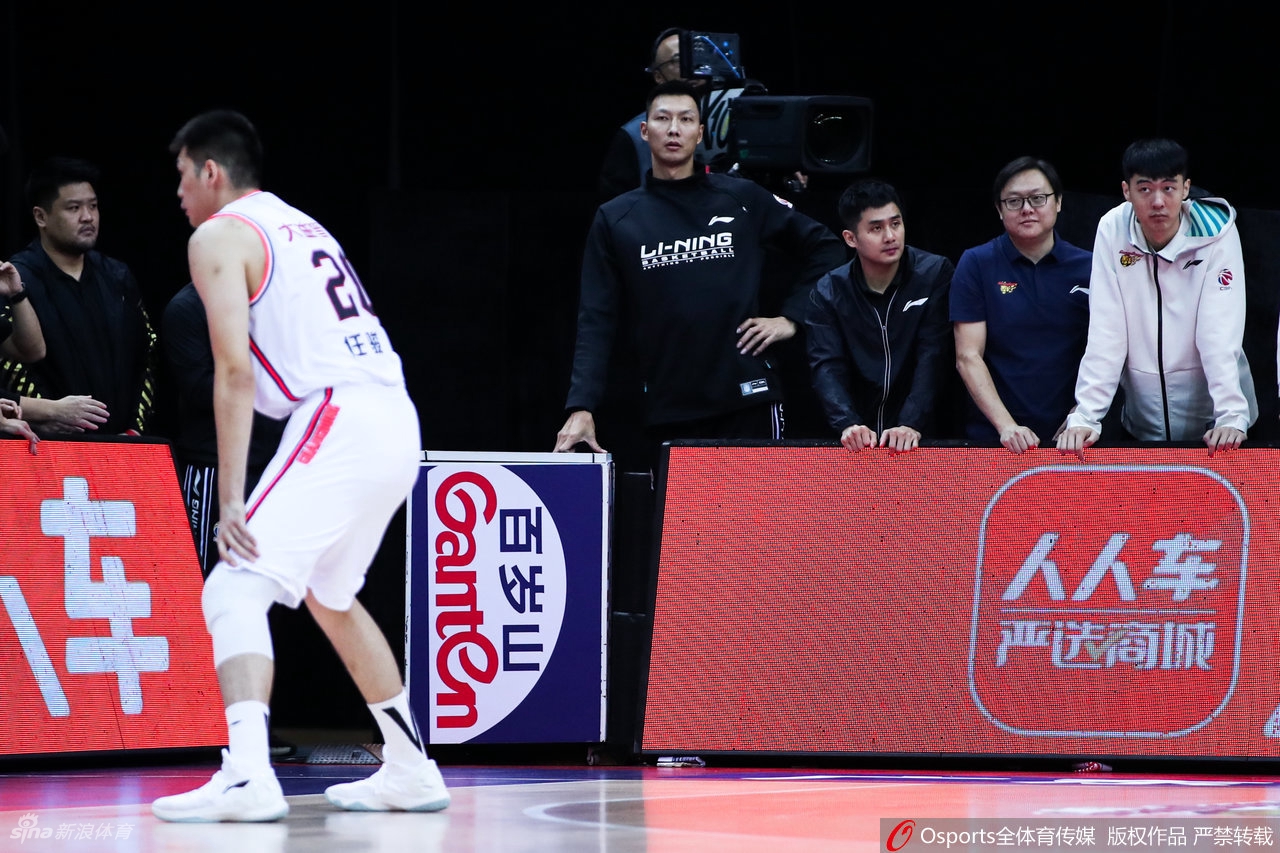 易建联场边观战广东大胜浙江