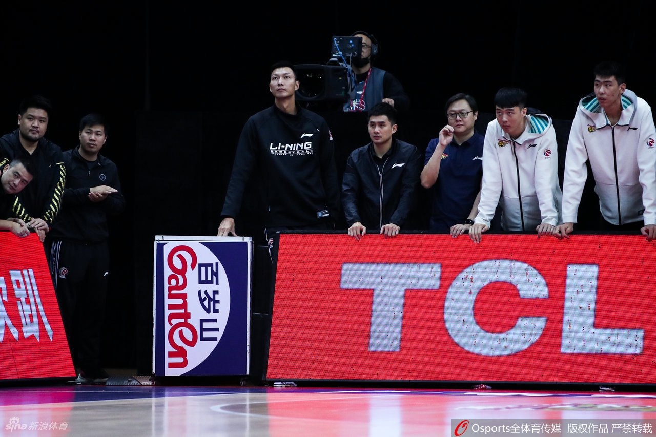 易建联场边观战广东大胜浙江