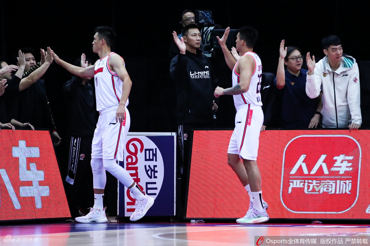 易建联场边观战广东大胜浙江