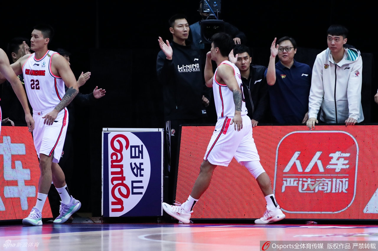 易建联场边观战广东大胜浙江