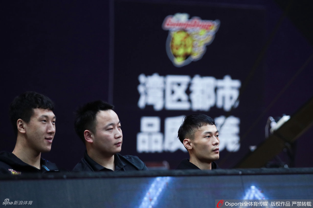 易建联场边观战广东大胜浙江