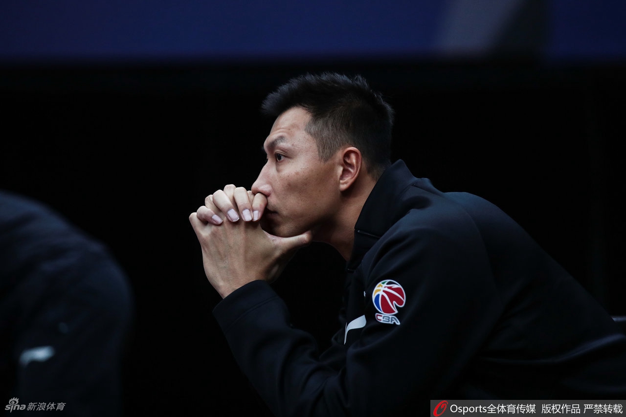 易建联场边观战广东大胜浙江