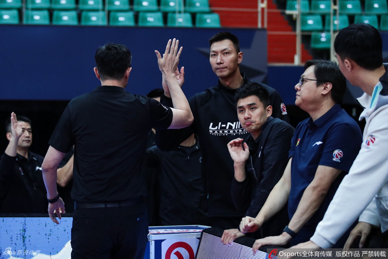 易建联场边观战广东大胜浙江