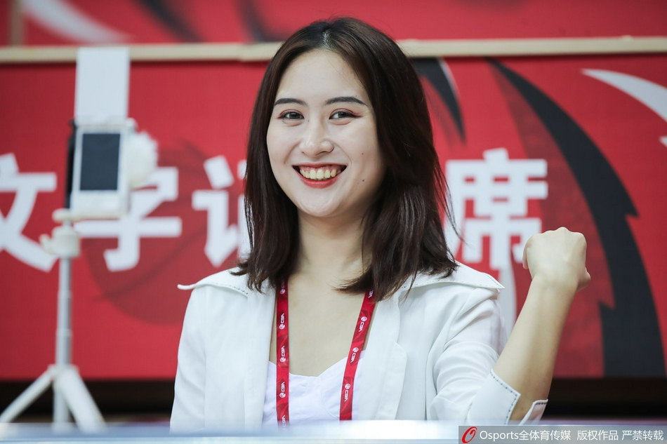 妇女能顶半边天！女记者实力与颜值并存