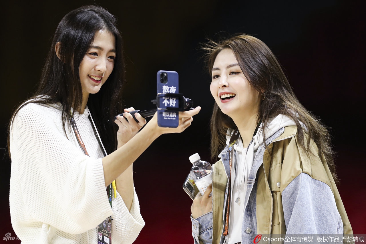 妇女能顶半边天！女记者实力与颜值并存