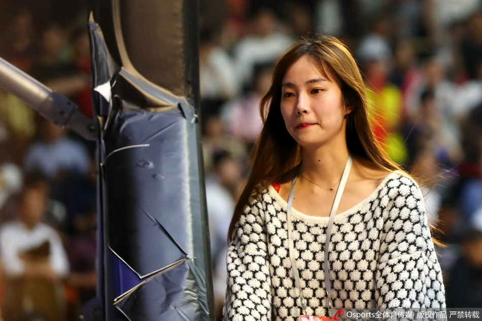 妇女能顶半边天！女记者实力与颜值并存