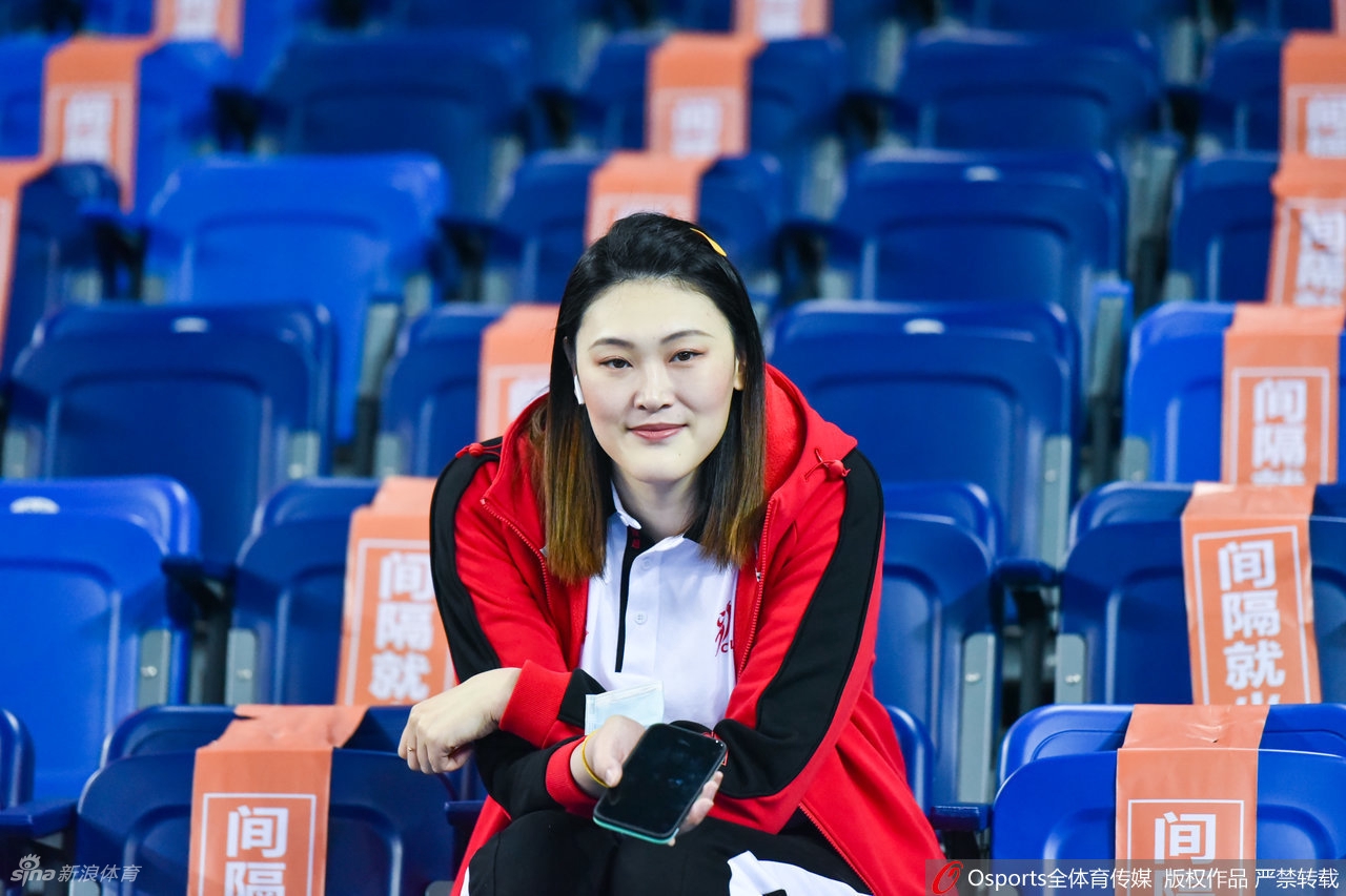 久违了！王一梅场边观战辽宁女排