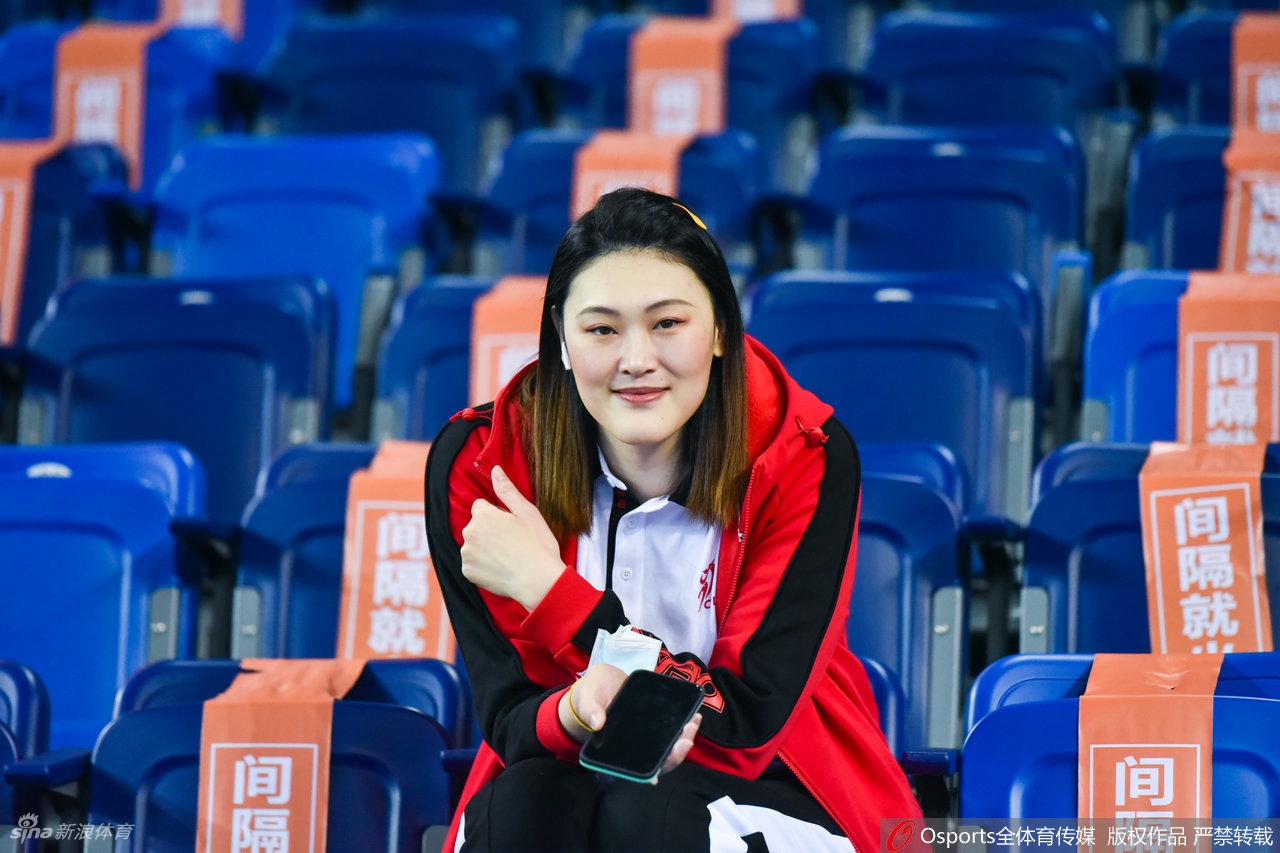 久违了！王一梅场边观战辽宁女排