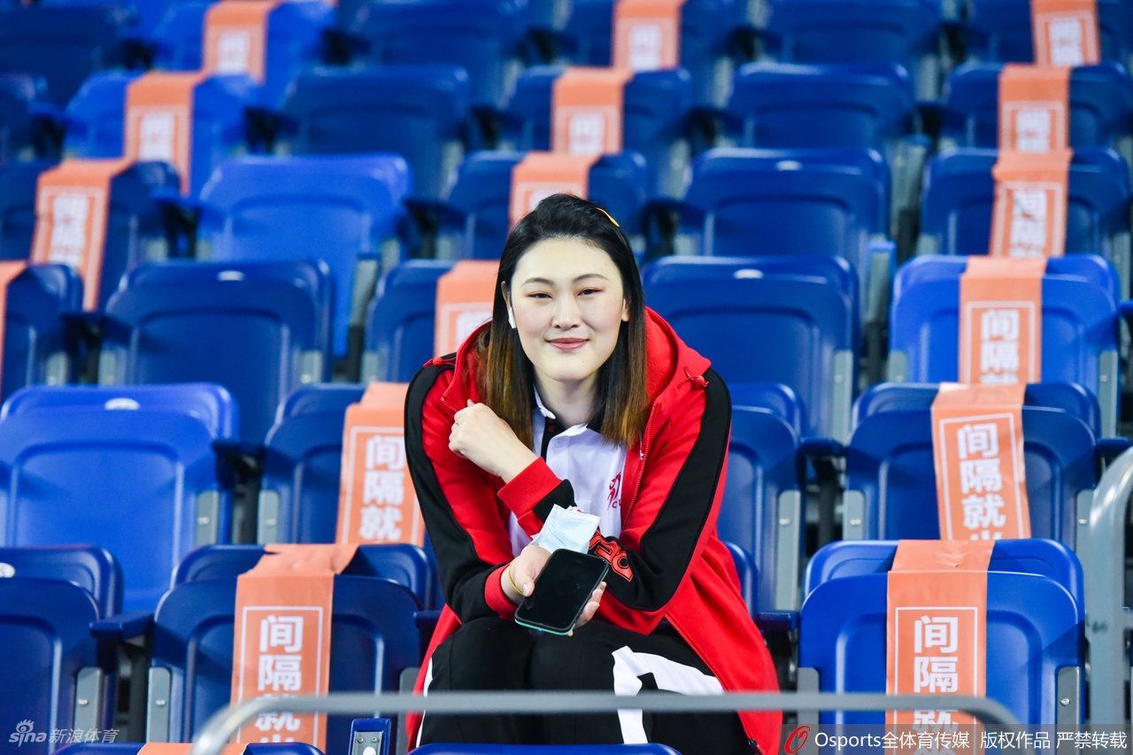 久违了！王一梅场边观战辽宁女排