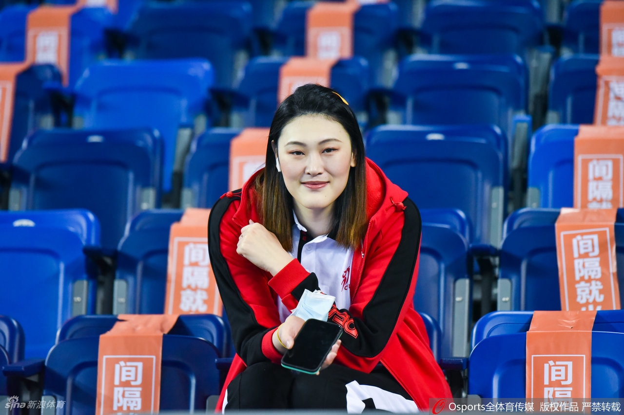 久违了！王一梅场边观战辽宁女排