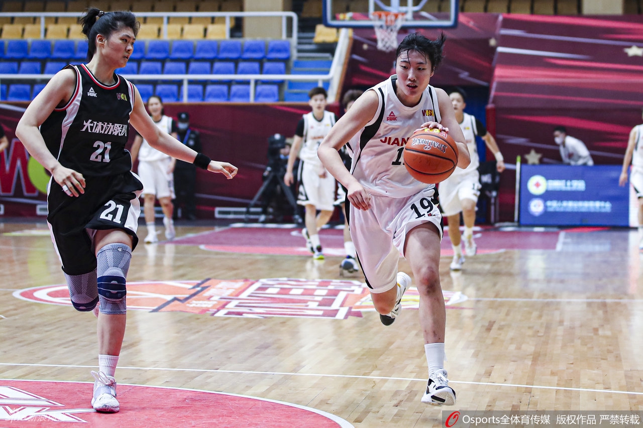 谷宜瞳在防守中