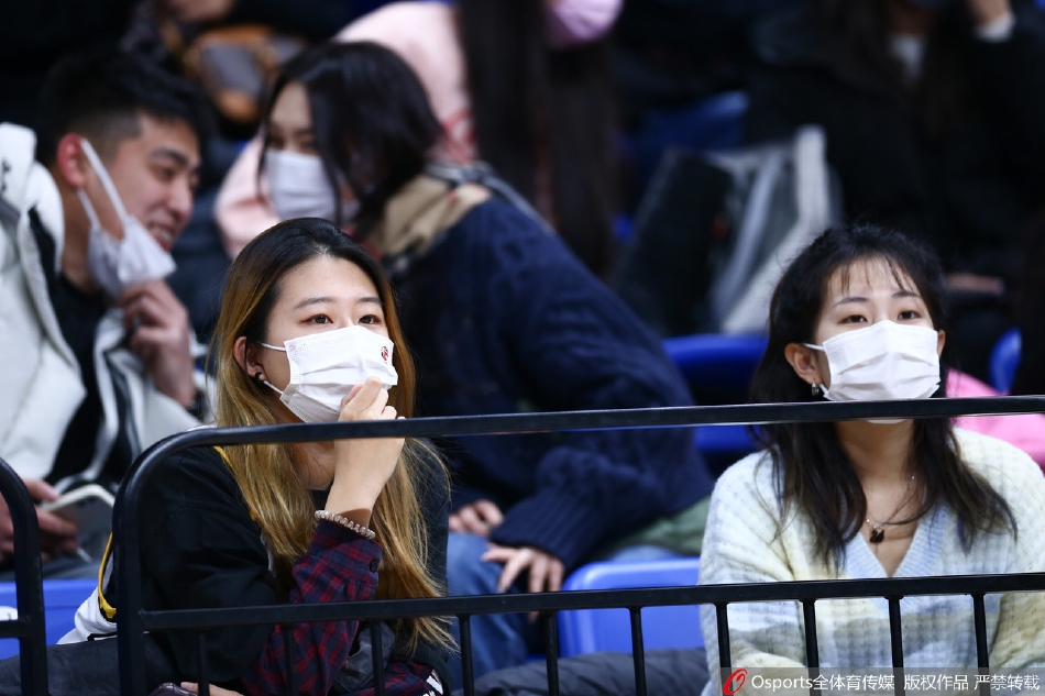 靓丽女球迷看台观战CBA