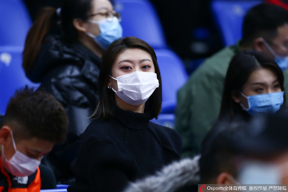 靓丽女球迷看台观战CBA