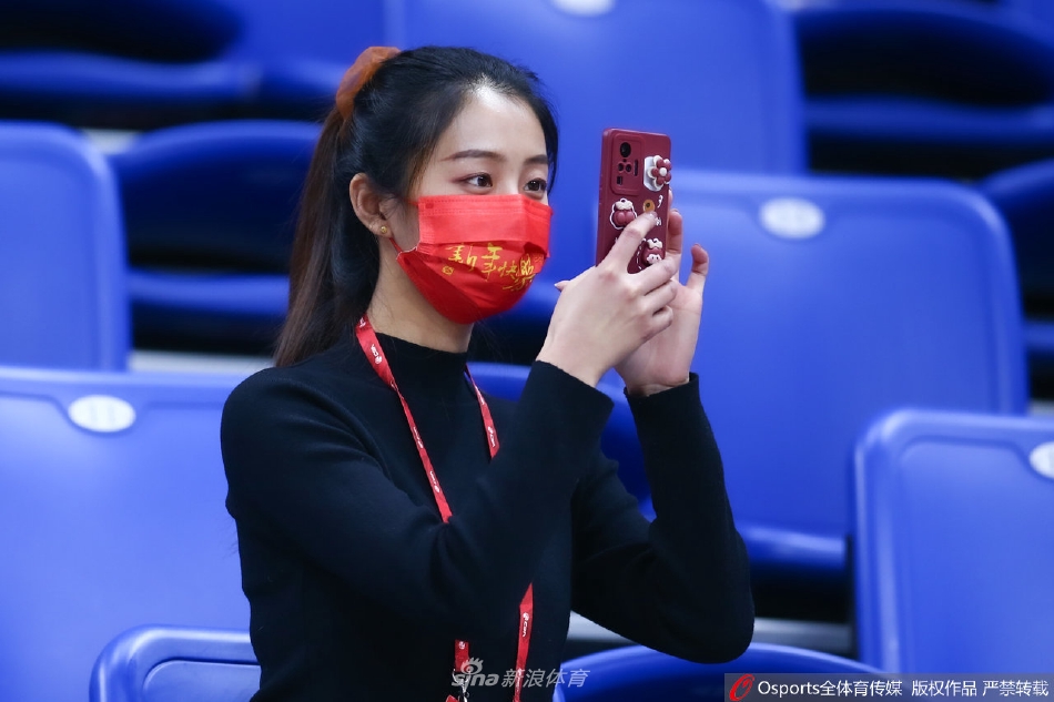 靓丽风景线！美女球迷看台助威CBA
