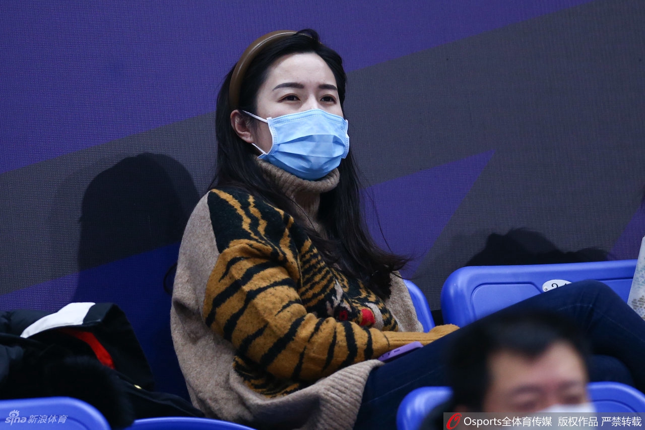 靓丽风景线！美女球迷看台助威CBA