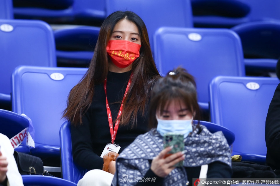 靓丽风景线！美女球迷看台助威CBA