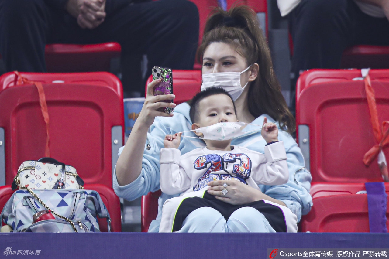 靓丽风景线！美女球迷看台助威CBA