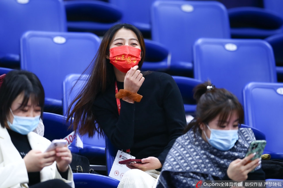 靓丽风景线！美女球迷看台助威CBA