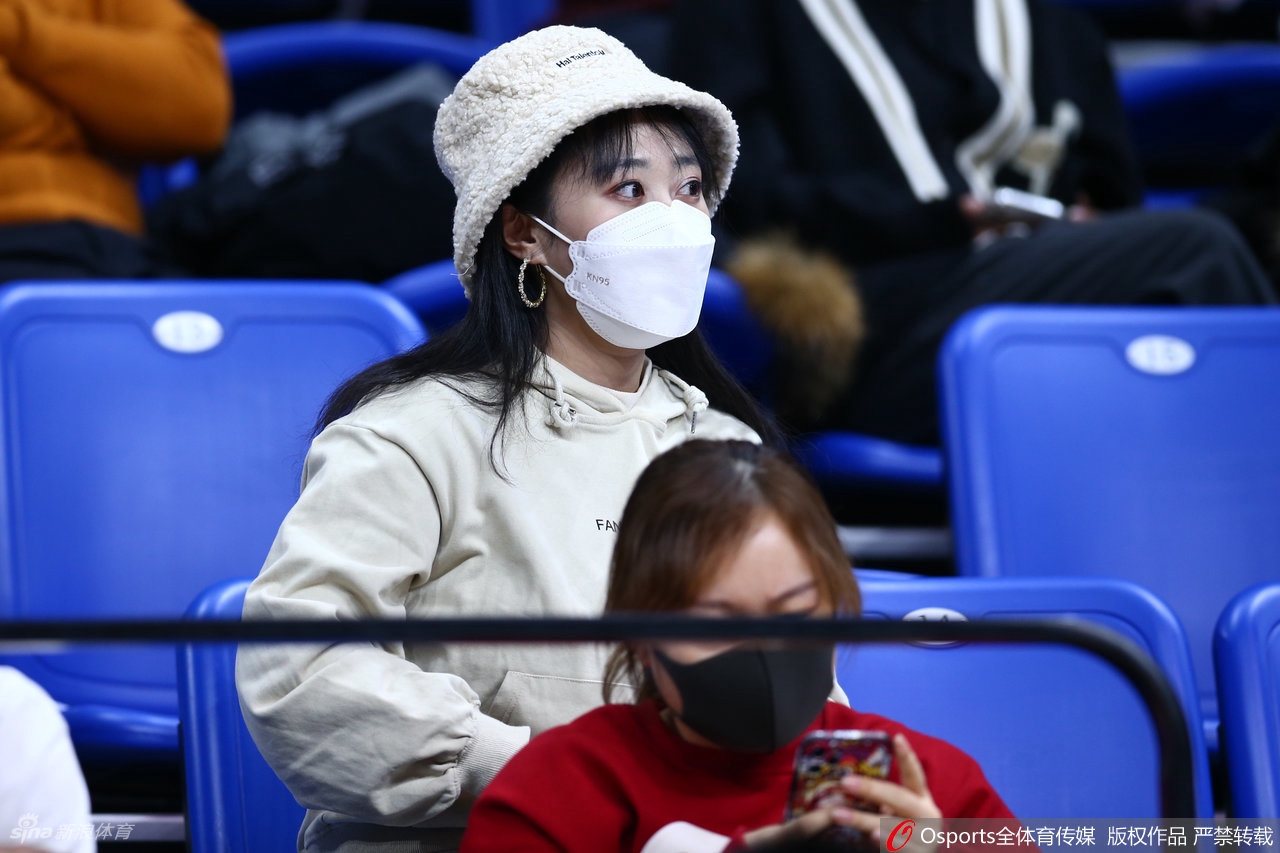 靓丽风景线！美女球迷看台助威CBA