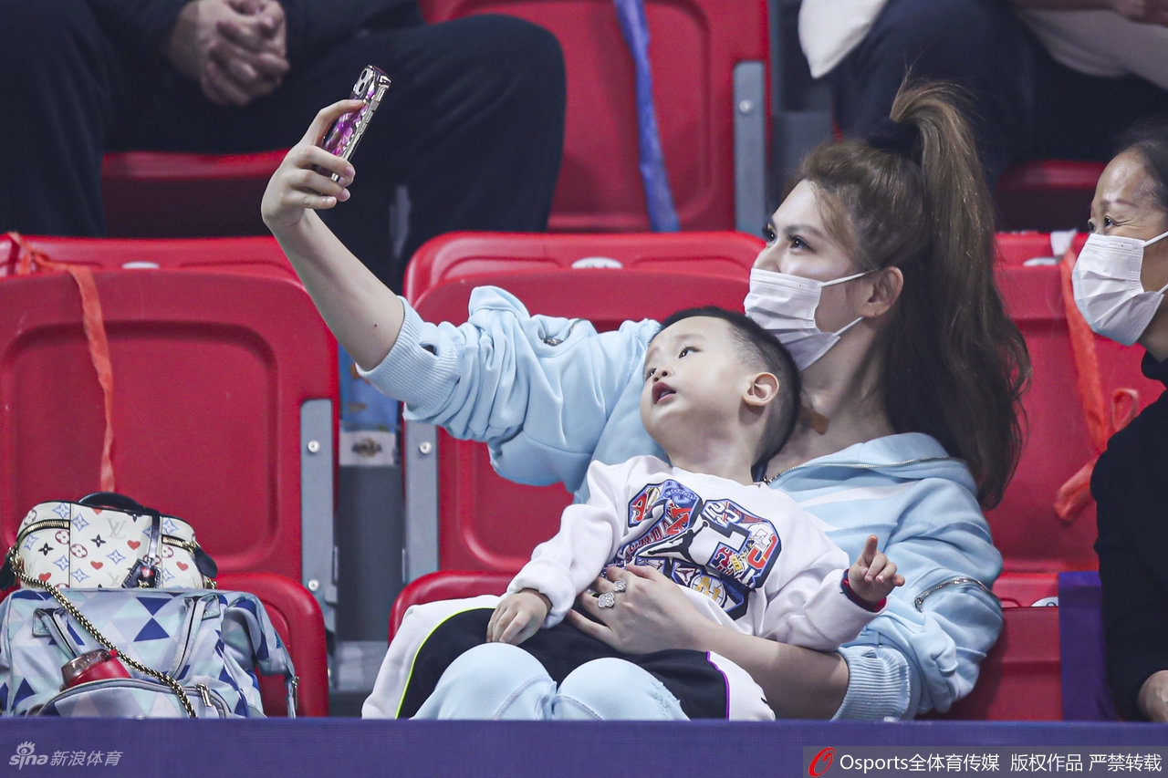 靓丽风景线！美女球迷看台助威CBA