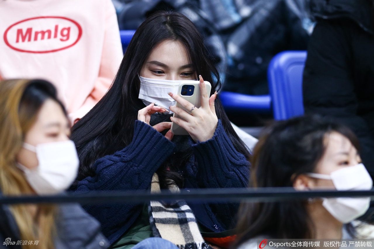 靓丽风景线！美女球迷看台助威CBA