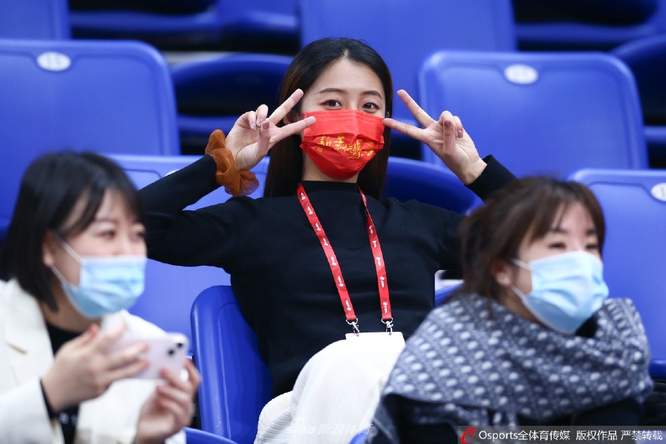 靓丽风景线！美女球迷看台助威CBA