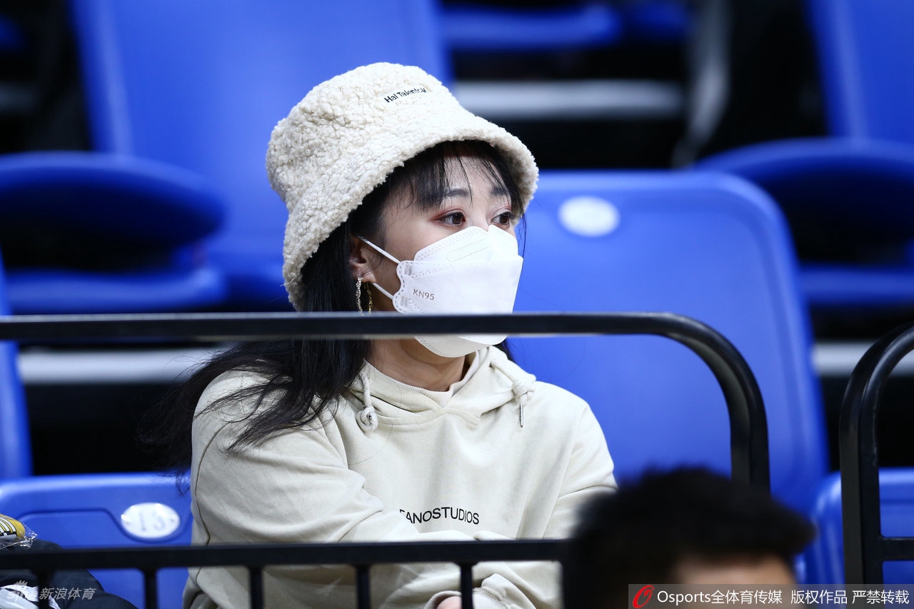 靓丽风景线！美女球迷看台助威CBA