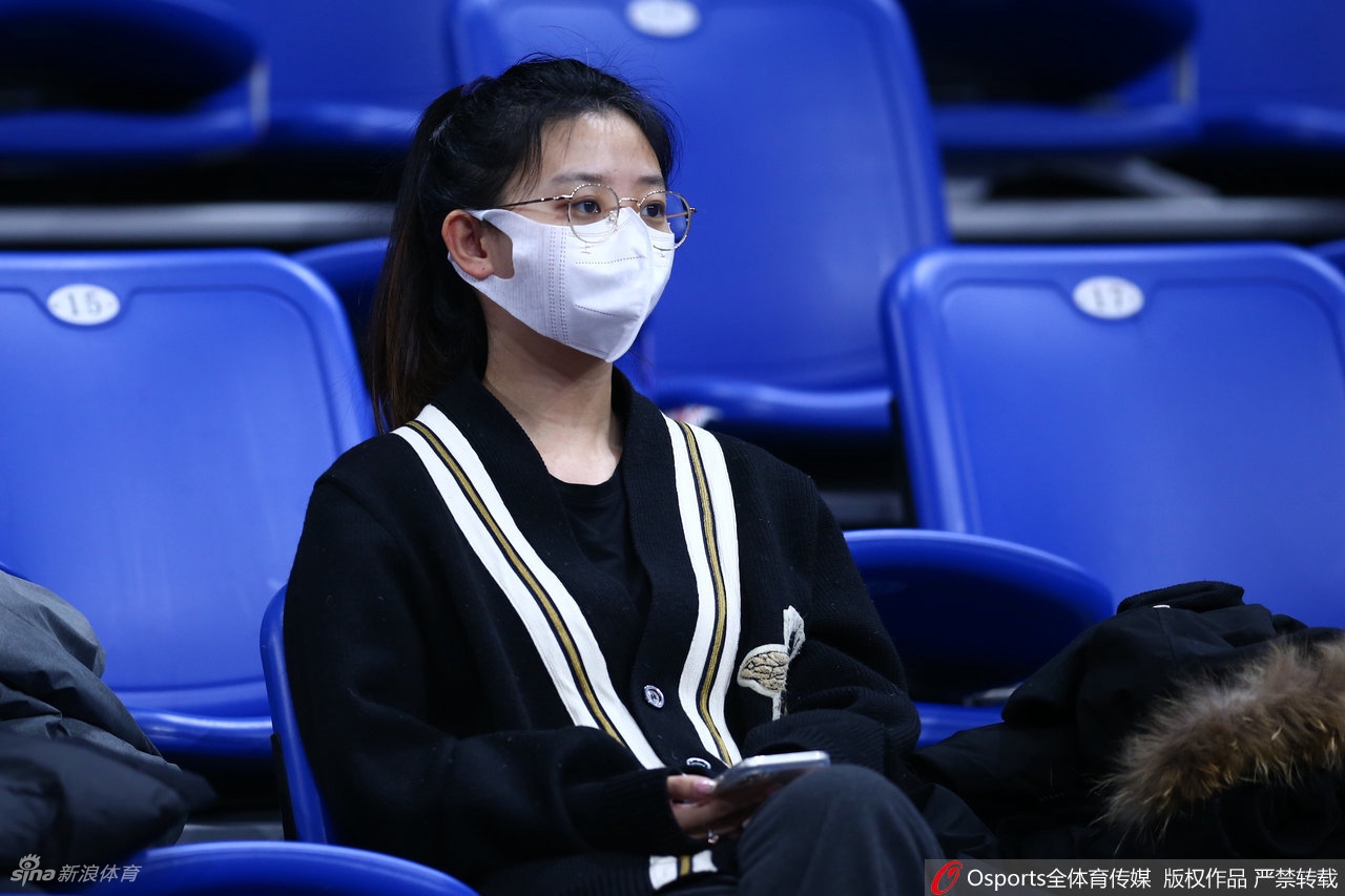 靓丽风景线！美女球迷看台助威CBA