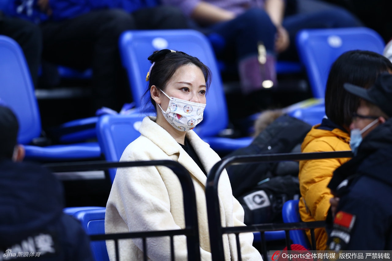 靓丽风景线！美女球迷看台助威CBA