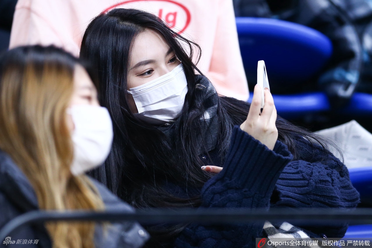 靓丽风景线！美女球迷看台助威CBA