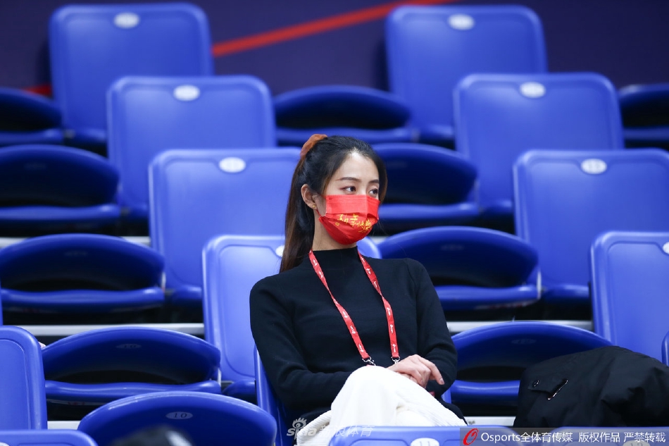 靓丽风景线！美女球迷看台助威CBA