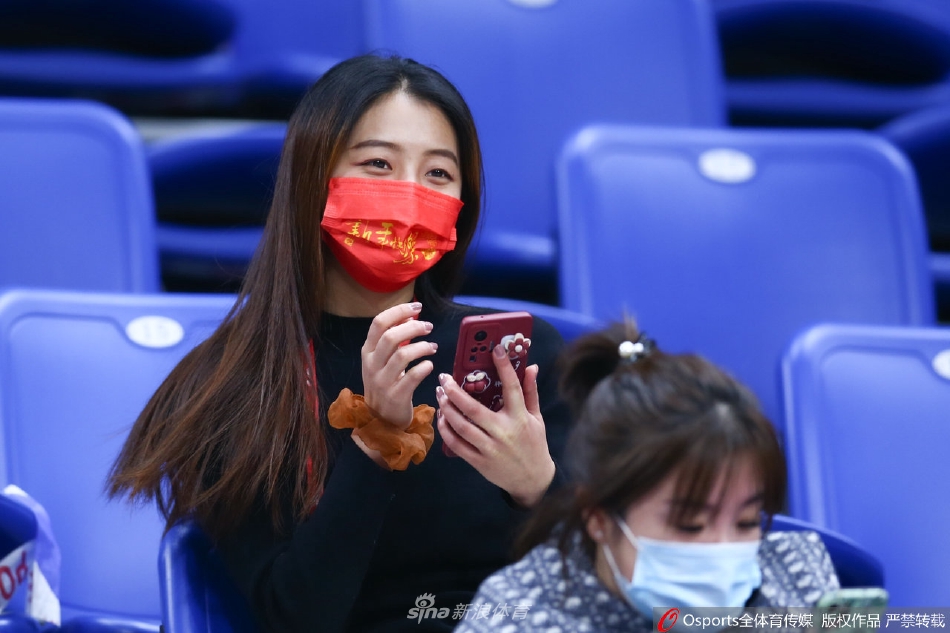 靓丽风景线！美女球迷看台助威CBA