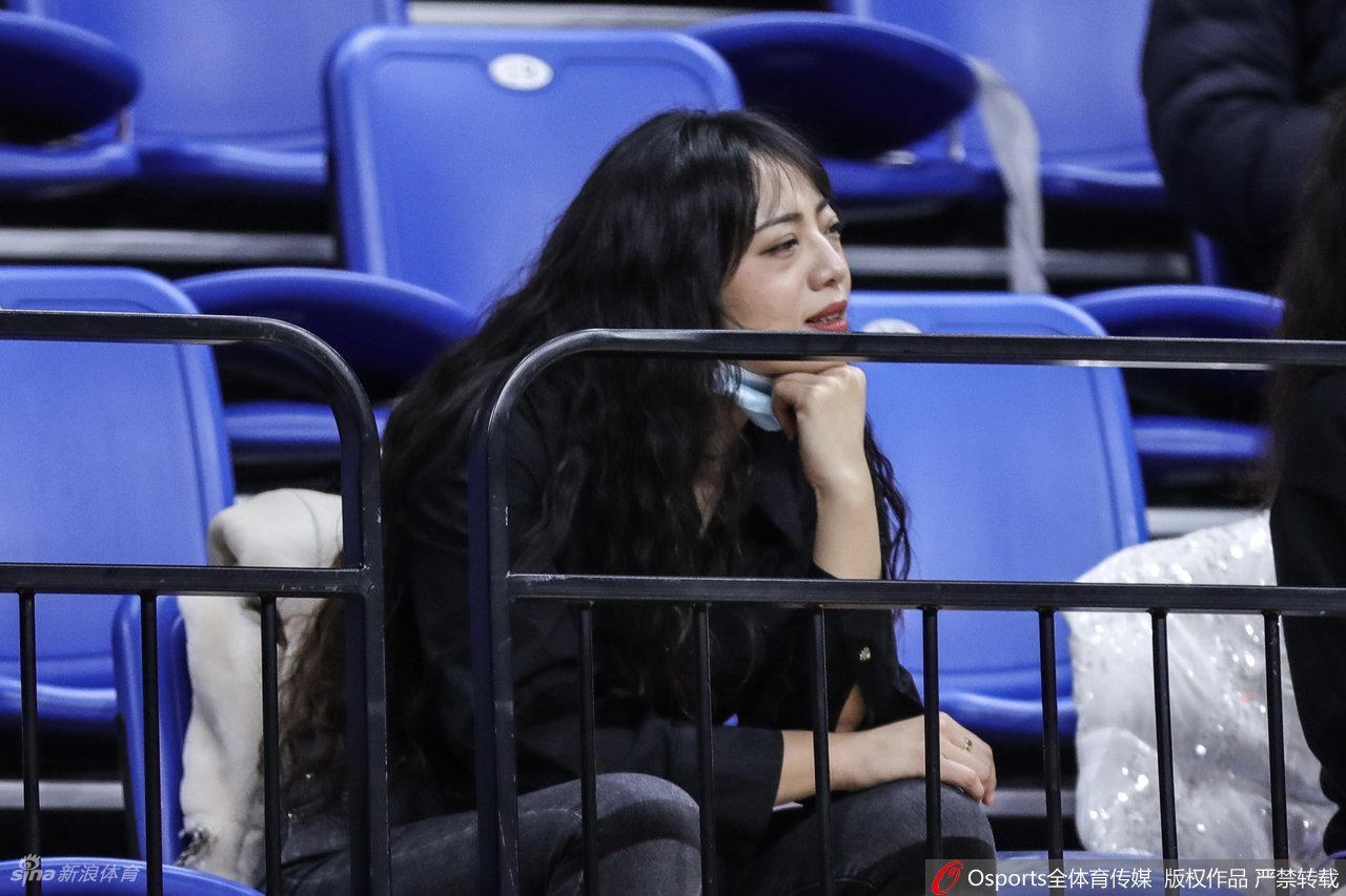 靓丽女球迷场边观战CBA比赛