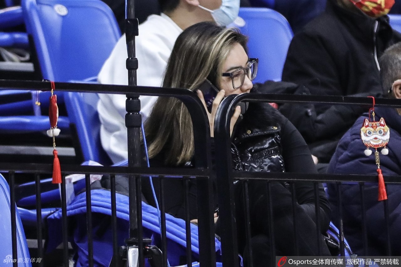 靓丽女球迷场边观战CBA比赛