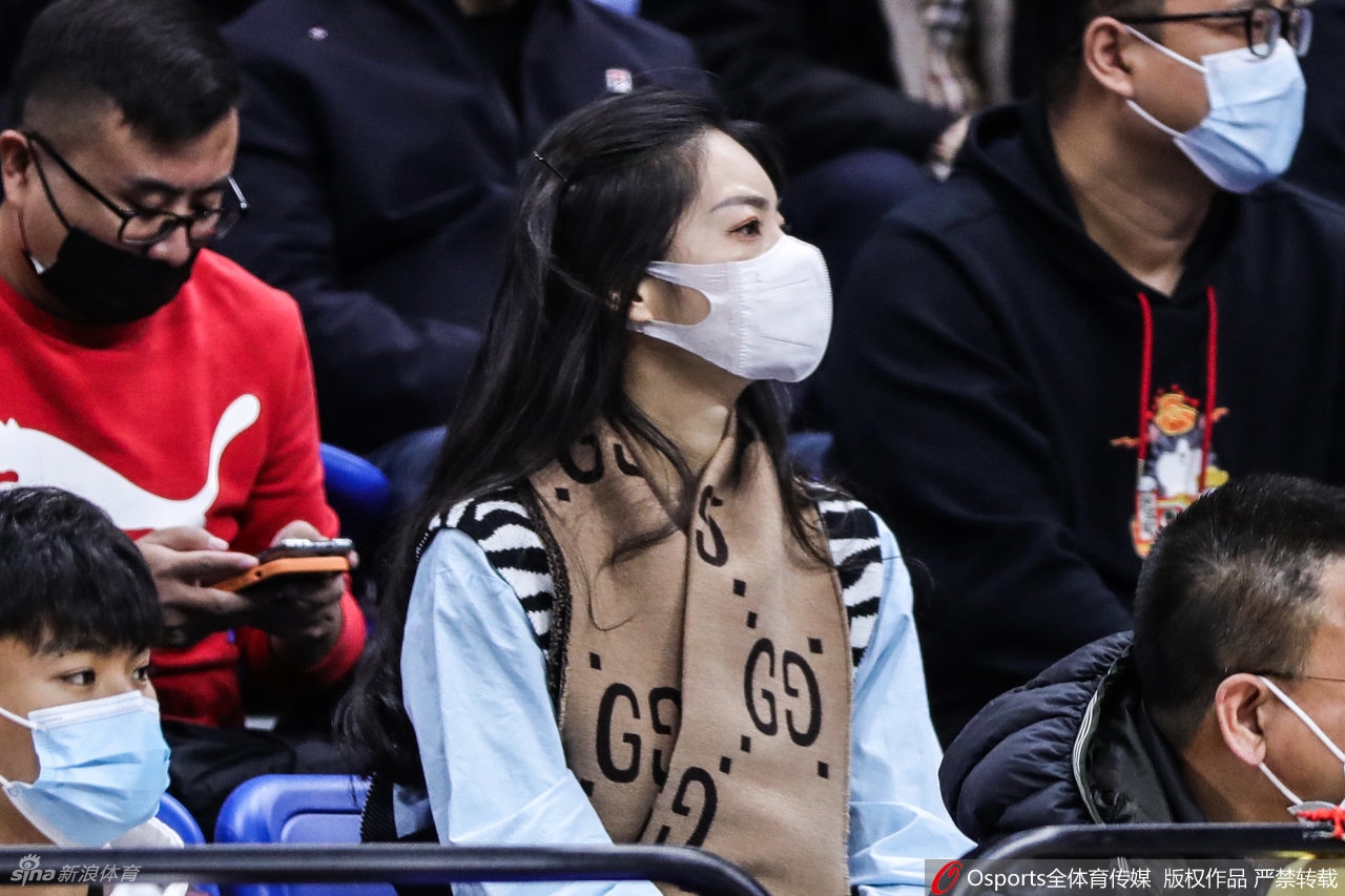 靓丽女球迷场边观战CBA比赛