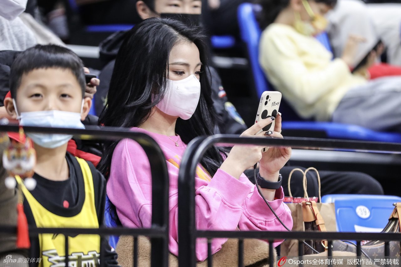 靓丽女球迷场边观战CBA比赛