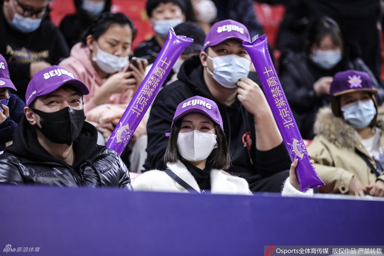 靓丽女球迷场边观战CBA比赛