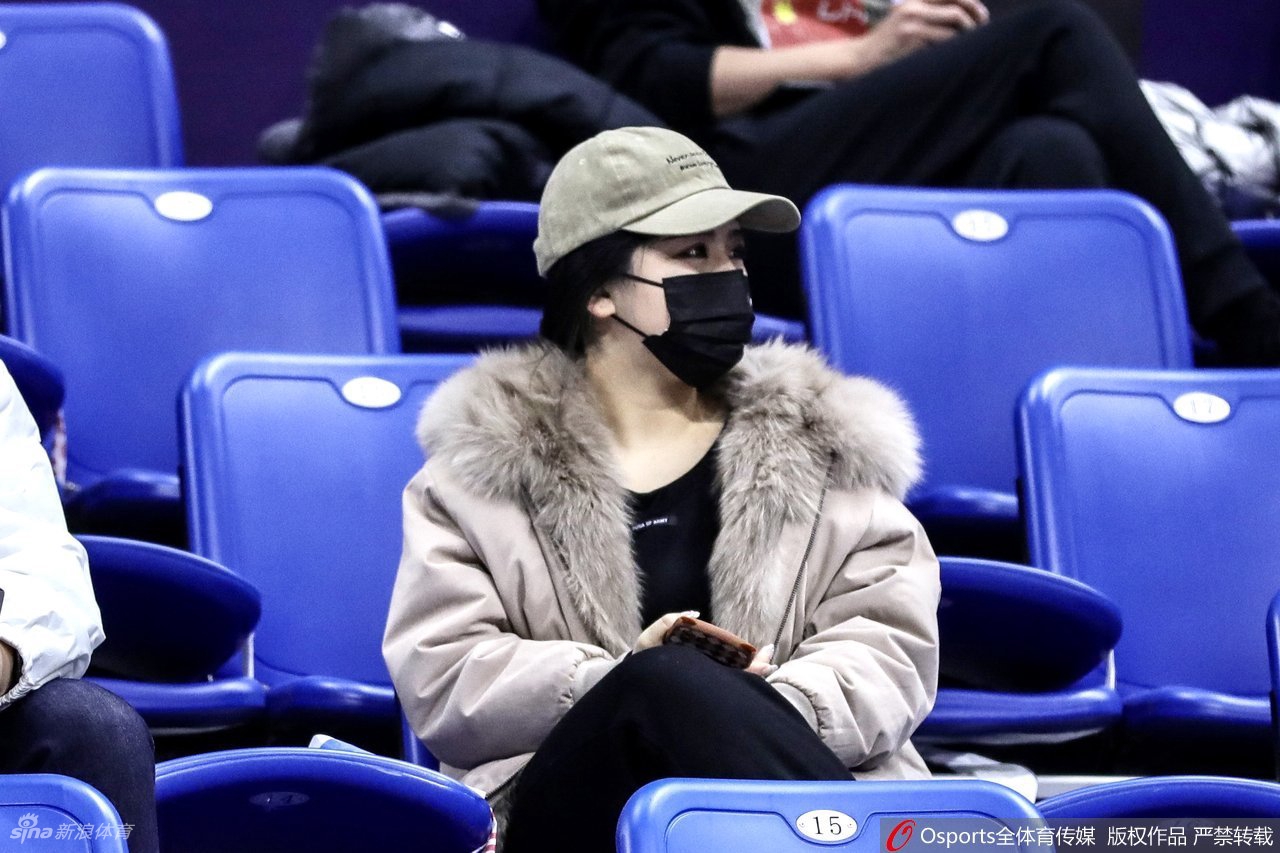 靓丽女球迷场边观战CBA比赛