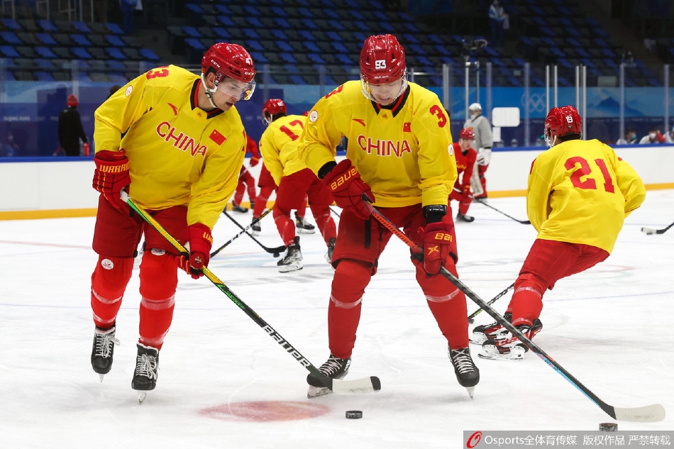 中国男子冰球队冬奥闭环首堂训练课