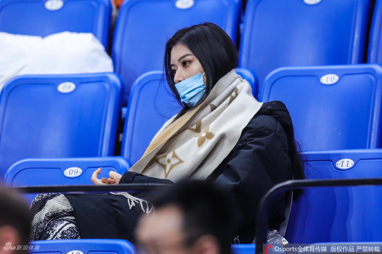 中国环球小姐冠军场边观战CBA比赛