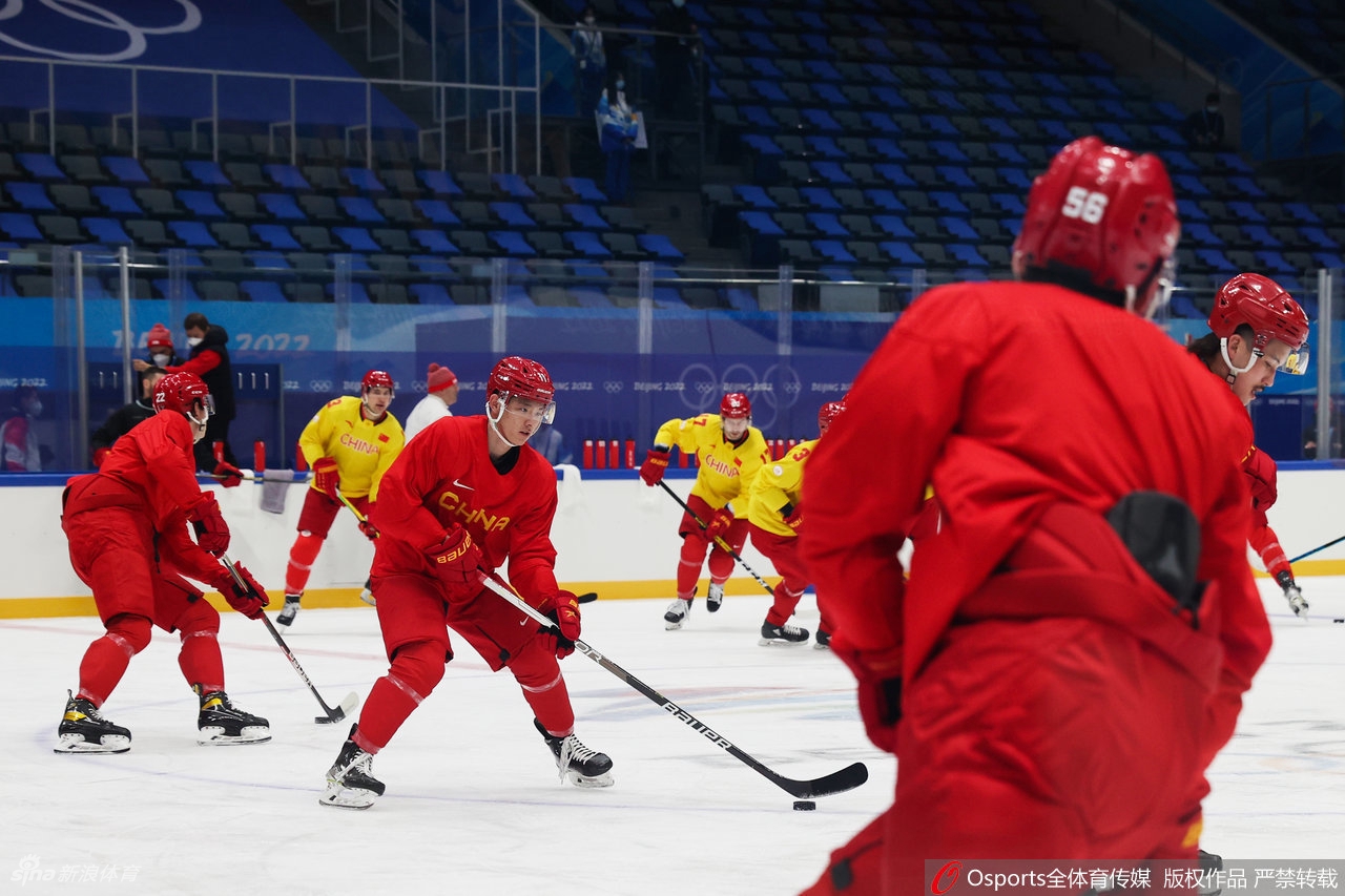 中国男子冰球队冬奥闭环首堂训练课