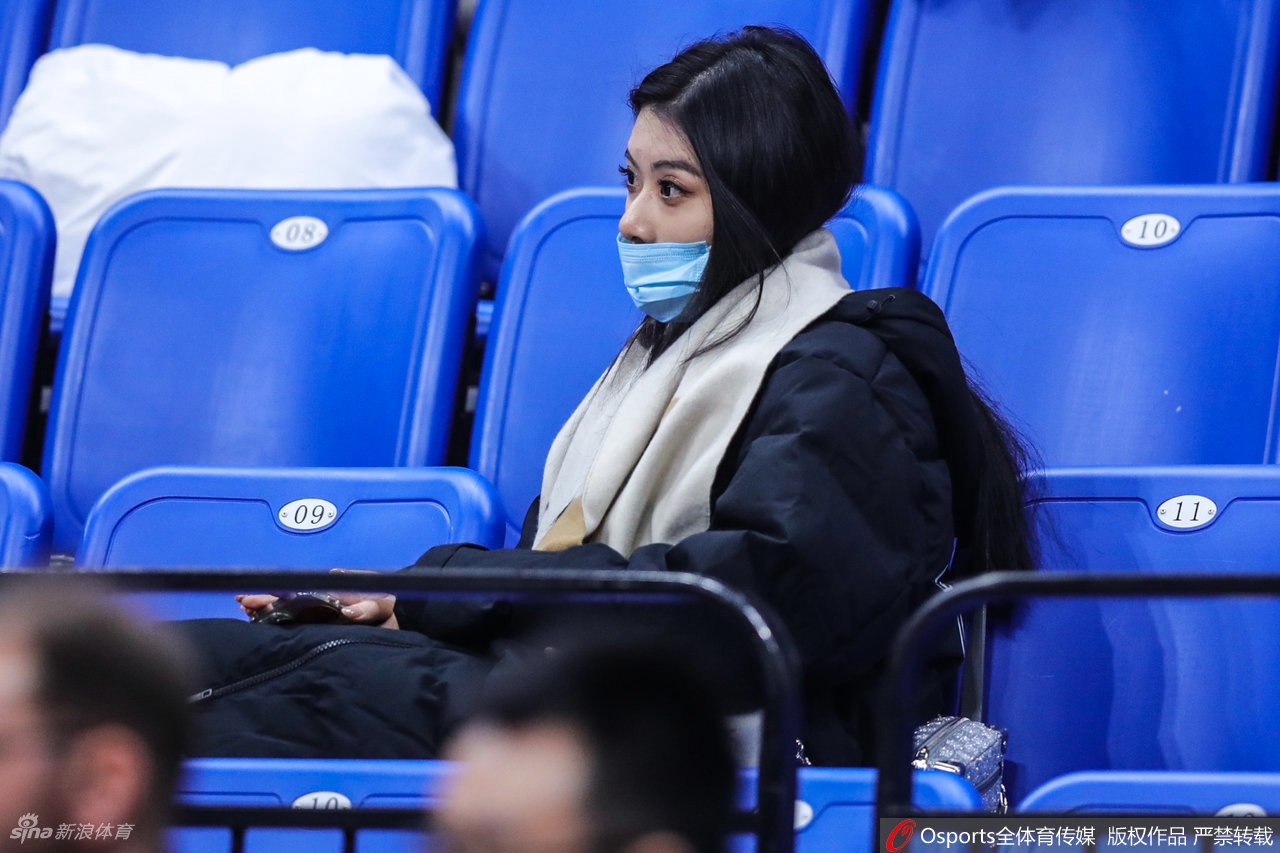 中国环球小姐冠军场边观战CBA比赛