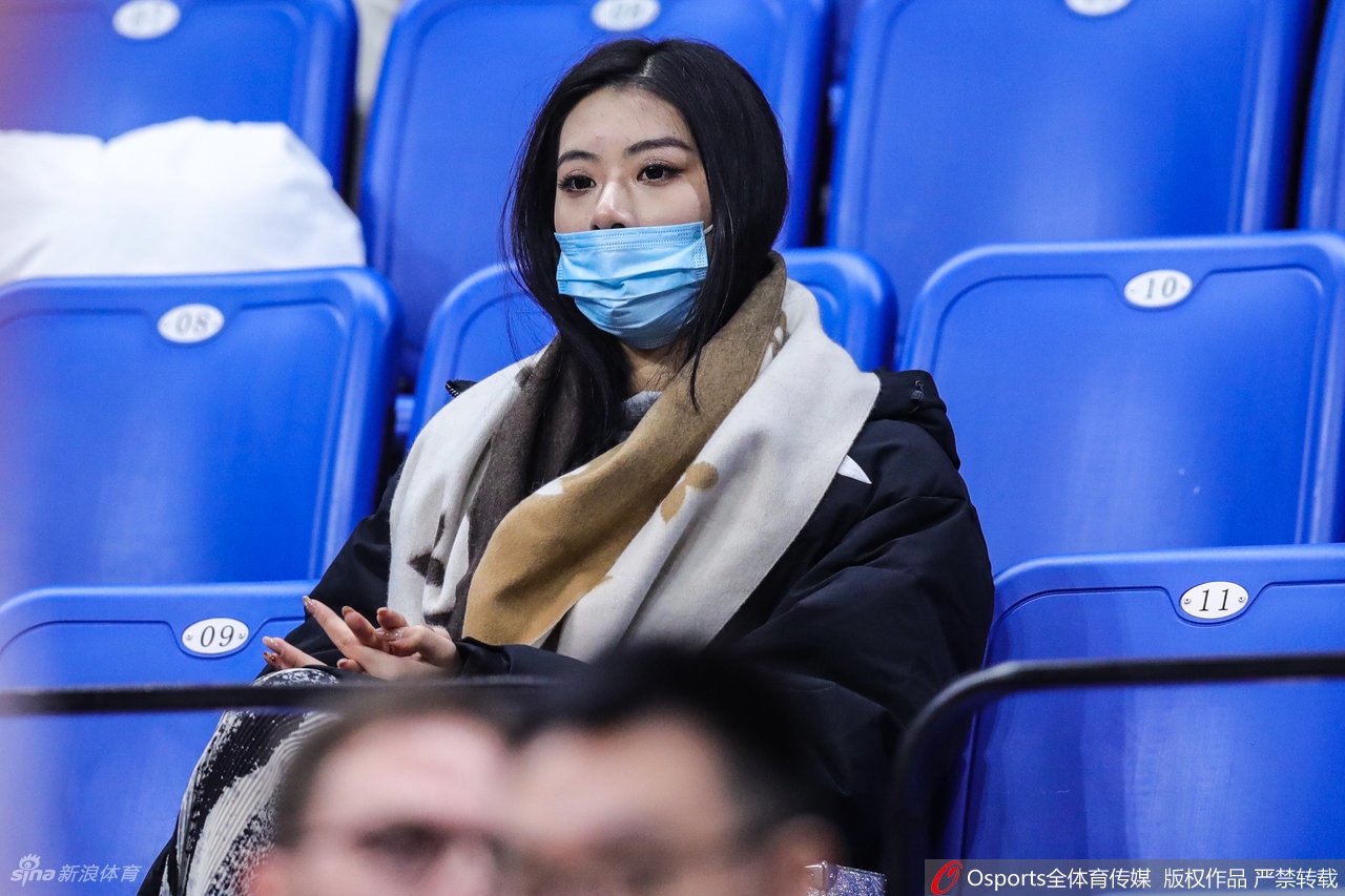 中国环球小姐冠军场边观战CBA比赛