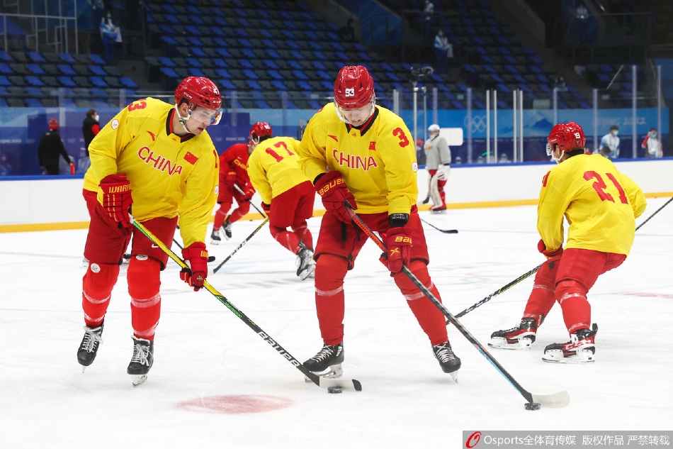 中国男子冰球队冬奥闭环首堂训练课